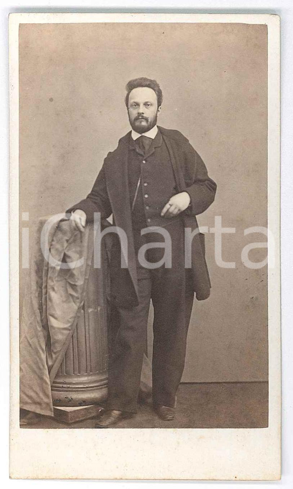 Fotografia d epoca originale 1870 ca ITALIA Giovane uomo  Ritratto con antica colonna  Fotografia CDV 1