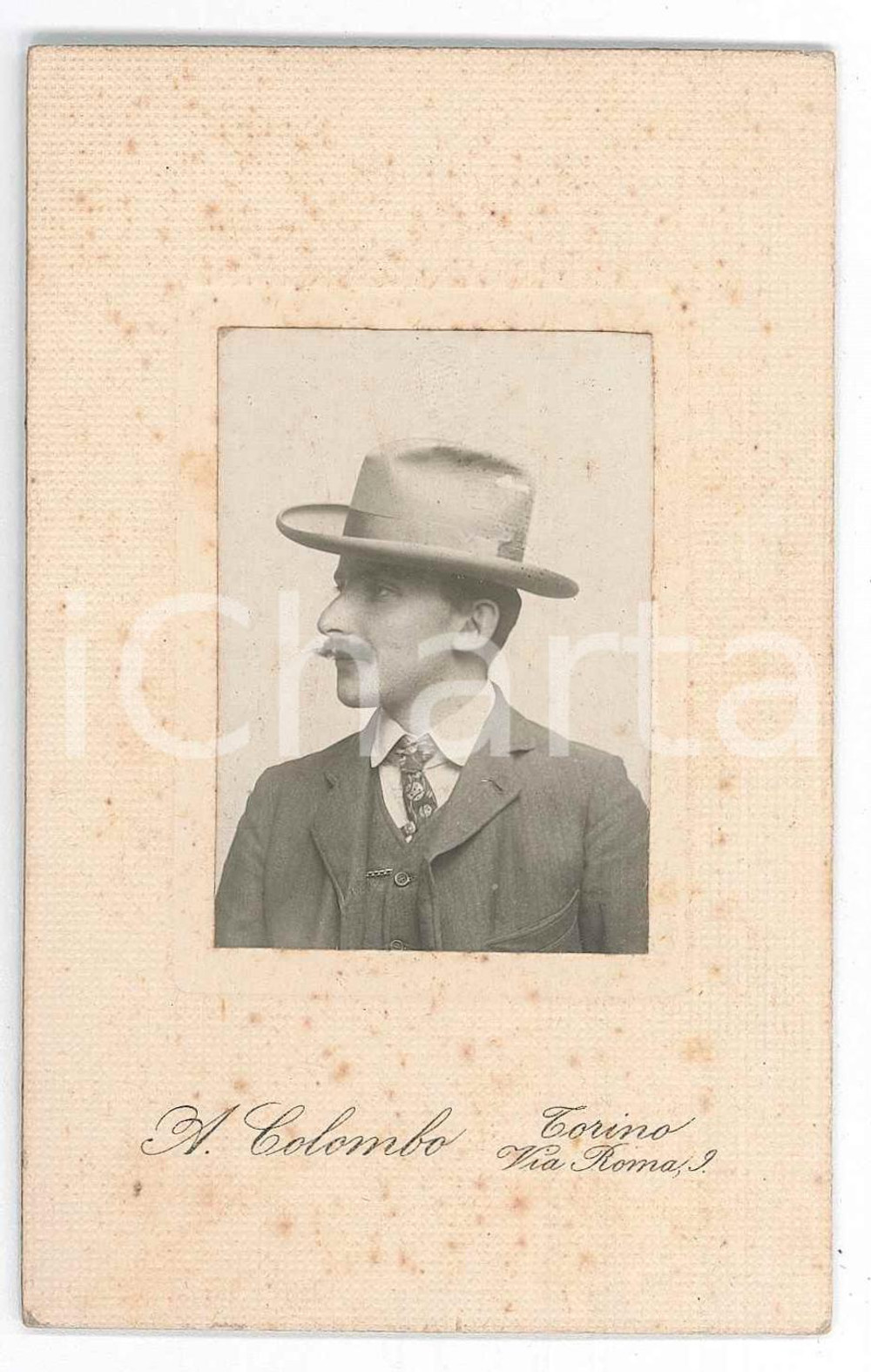 Fotografia d epoca originale 1890 ca TORINO Ritratto maschile con il cappello Foto A. COLOMBO CDV 1
