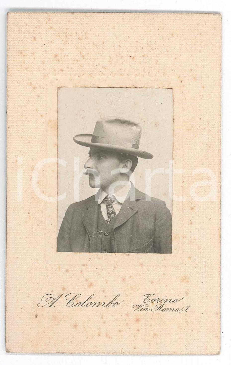 Fotografia d epoca originale 1890 ca TORINO Ritratto maschile con il cappello Foto A. COLOMBO CDV 1