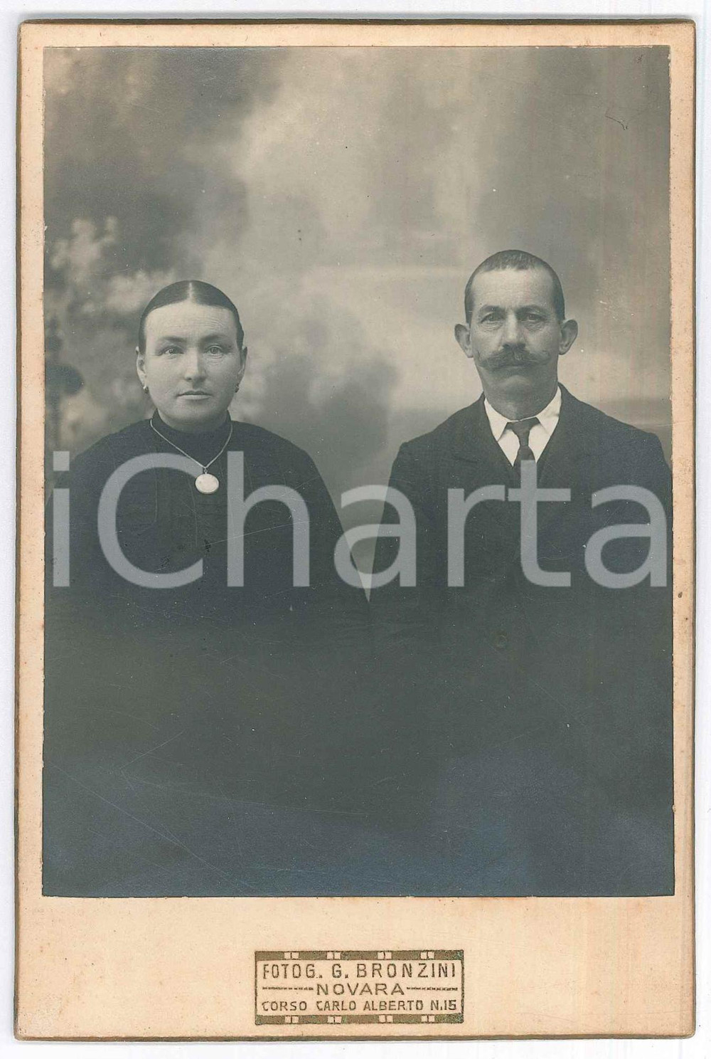 Fotografia d epoca originale 1910 ca NOVARA Coppia di coniugi in abito scuro  Ritratto  Foto BRONZINI 11x16 1
