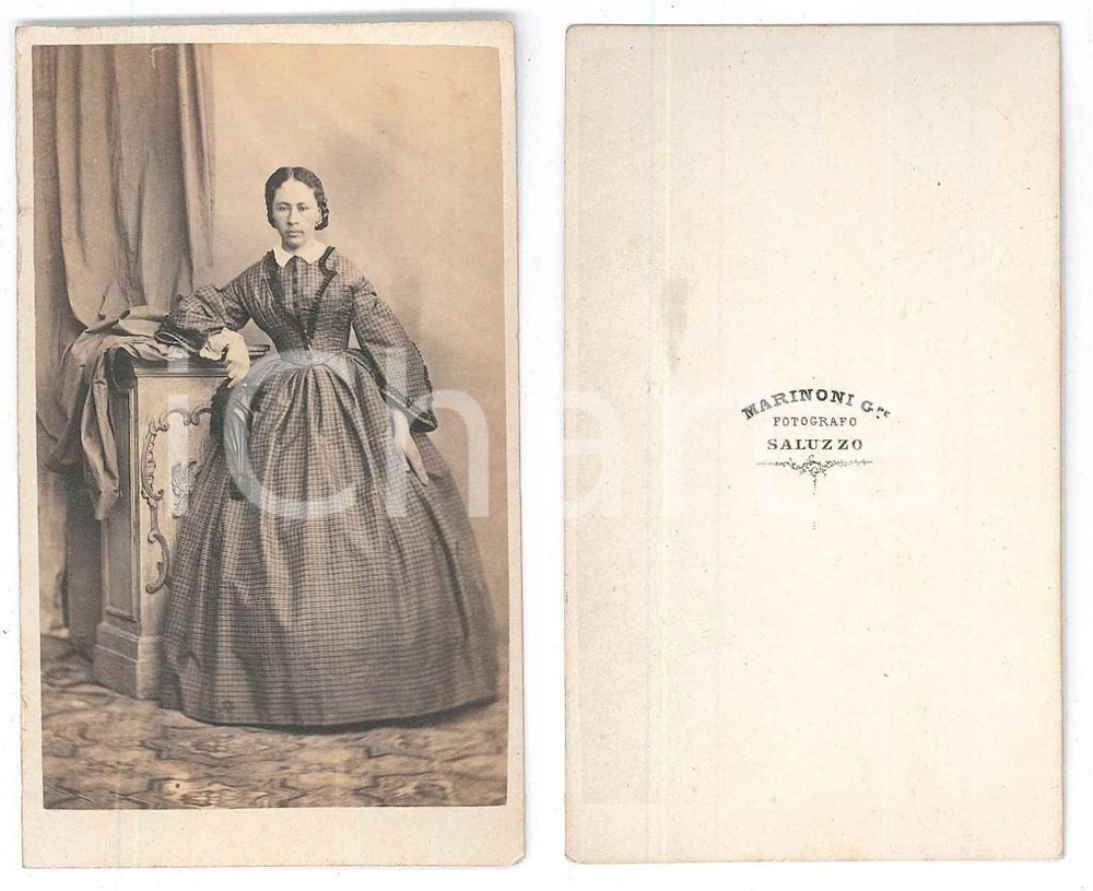 Fotografia d epoca originale 1870 ca SALUZZO CN Donna in abito a quadretti  Ritratto Foto MARINONI CDV 1