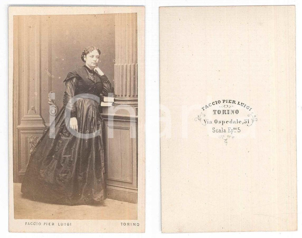 Fotografia d epoca originale 1870 ca TORINO Donna in abito scuro con libri Foto Pier Luigi Faccio CDV 1