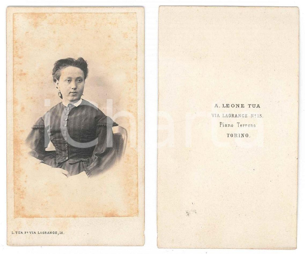 Fotografia d epoca originale 1870 ca TORINO Giovane donna in abito a righe  Ritratto Foto A. Leone TUA CDV 1