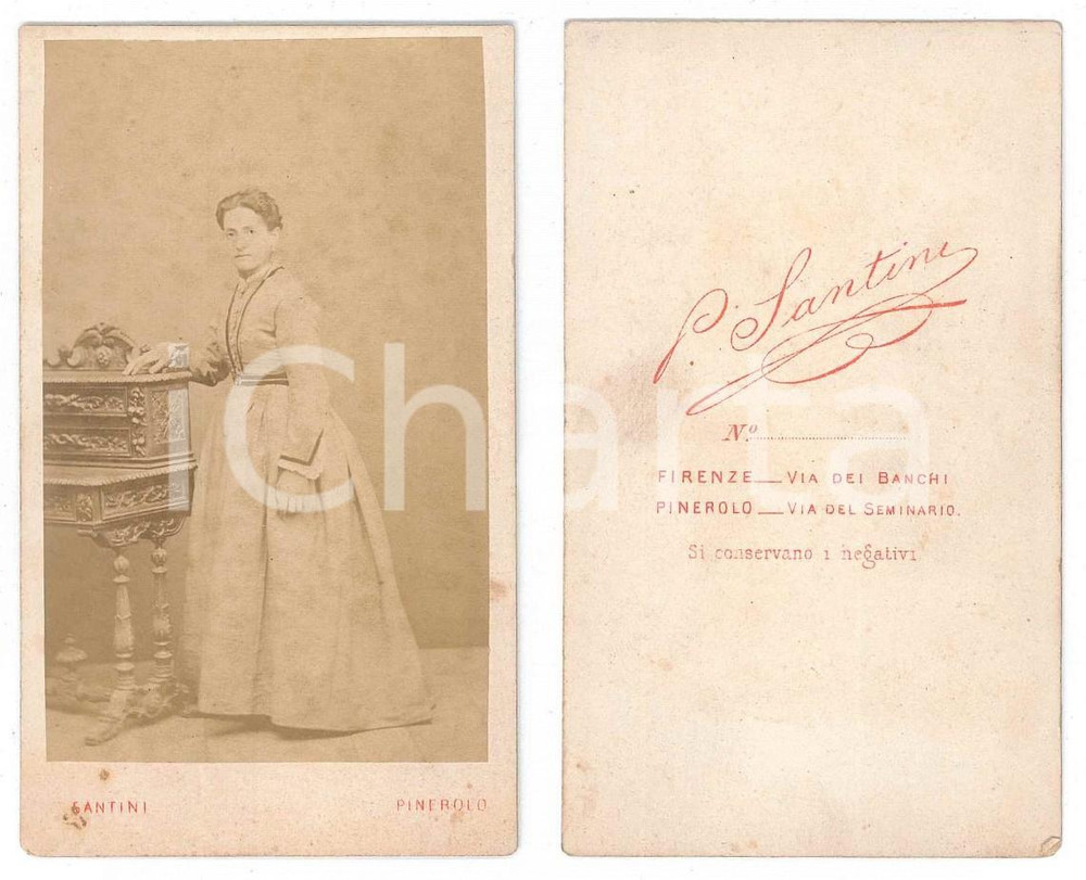 Fotografia d epoca originale 1870 ca PINEROLO Ritratto di donna in abito chiaro Foto SANTINI CDV 1