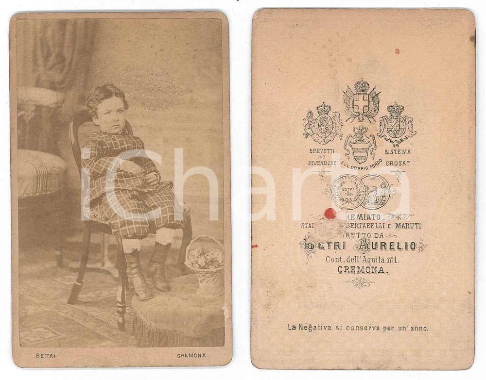 Fotografia d epoca originale 1870 ca CREMONA Bambino in abito a quadretti  Ritratto Foto Aurelio BETRI CDV 1
