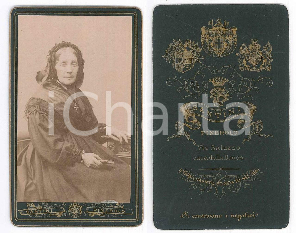 Fotografia d epoca originale 1880 ca PINEROLO Ritratto di anziana donna vestita a lutto Foto SANTINI CDV 1