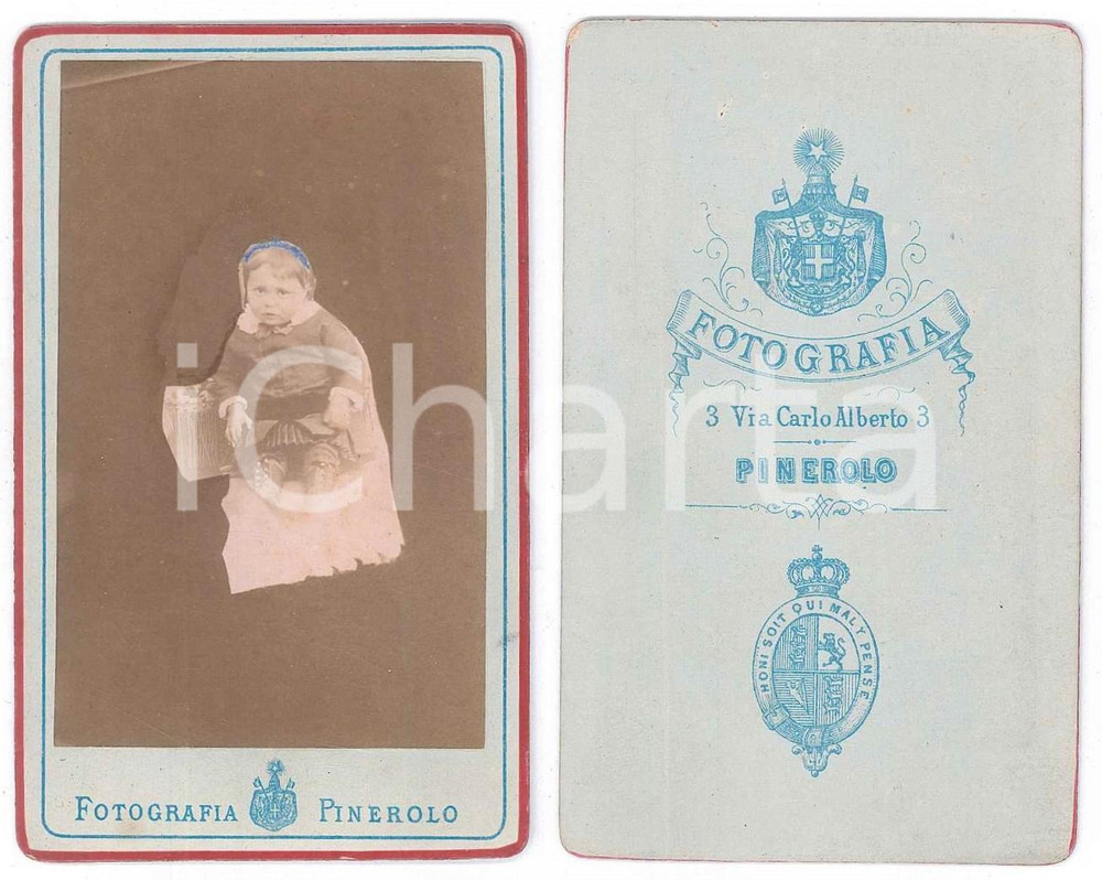Fotografia d epoca originale 1880 ca PINEROLO Ritratto di bambina con stivaletti Fotografia CDV 1