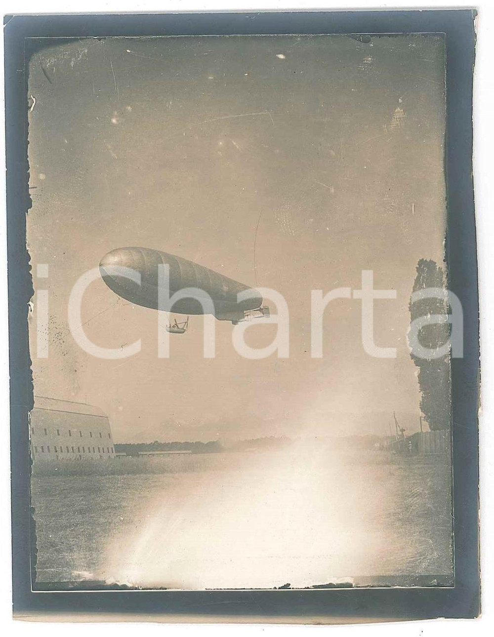 Fotografia d epoca originale 1900 ca AERONAUTICA Dirigibile in volo  Foto 9x11 cm 4 1