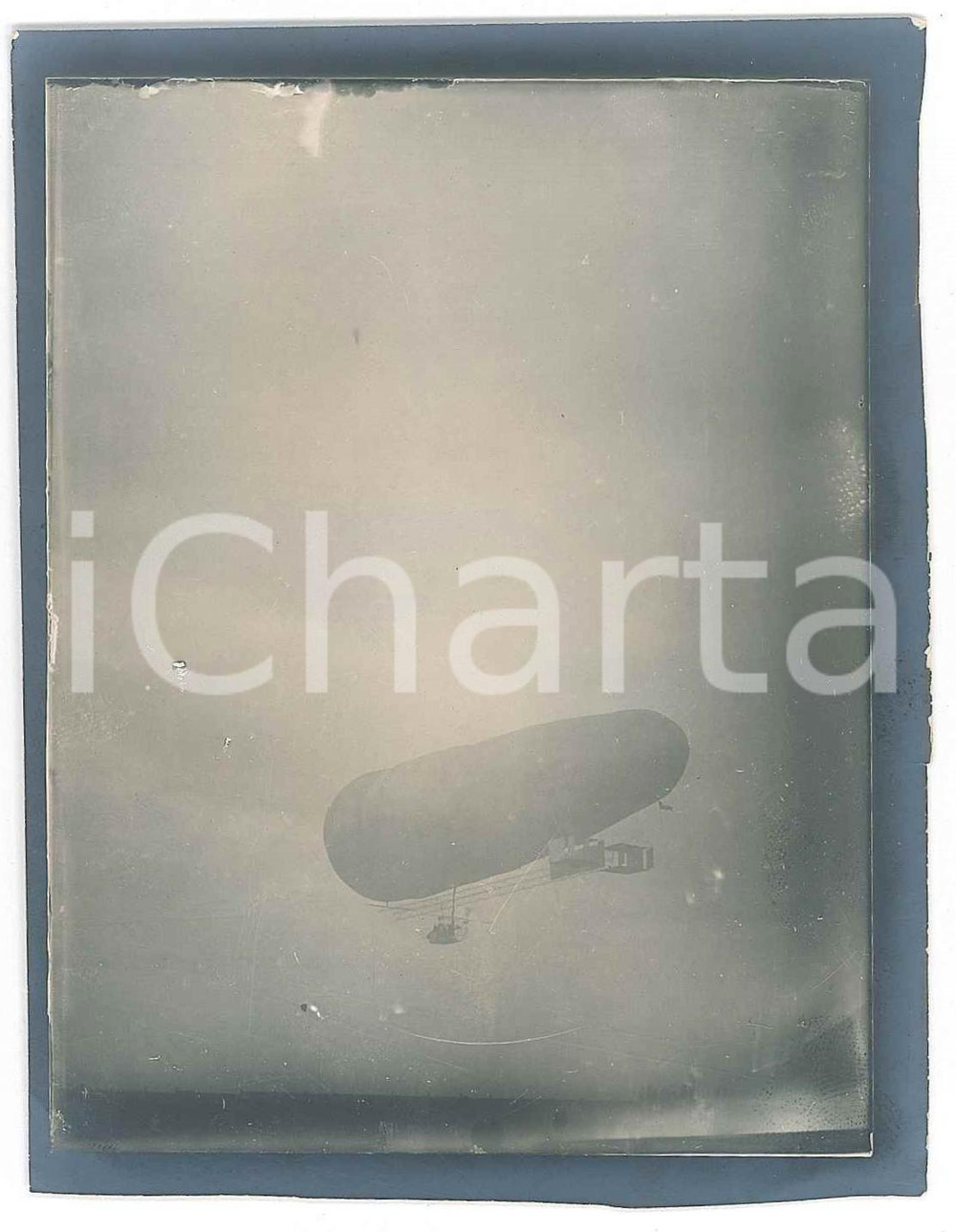 Fotografia d epoca originale 1900 ca AERONAUTICA Dirigibile in volo  Foto 9x11 cm 1 1