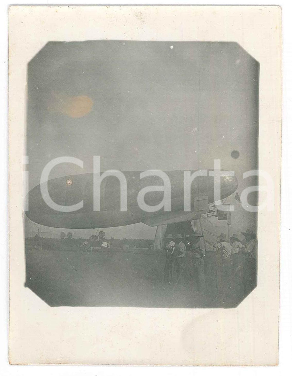 Fotografia d epoca originale 1900 ca AERONAUTICA Dirigibile  Controlli tecnici prima del volo  Foto 9x12 cm 1