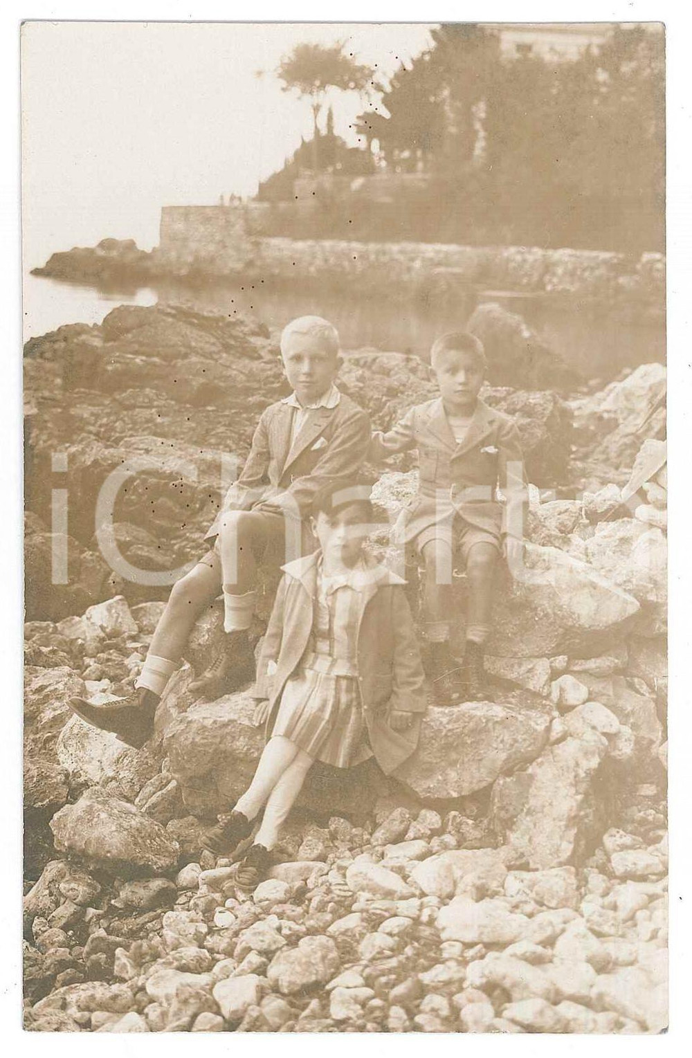 Fotografia d epoca originale 1920 ca ABBAZIA / OPATIJA ISTRIA Ritratto di tre bambini  Foto BETTI 8x13 cm 1