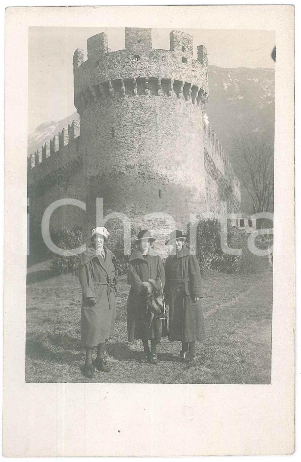 Fotografia d epoca originale 1921 BELLINZONA Cugine al Castello di Svitto CASTELLO DI MONTEBELLO Foto 9x13 cm 1