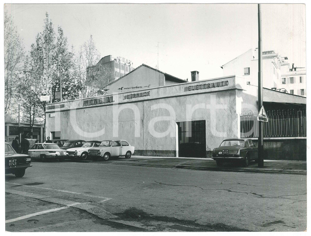 Fotografia d epoca originale 1970 ca MILANO Elettrauto Mondial Service  Fotografia 24x18 cm 1