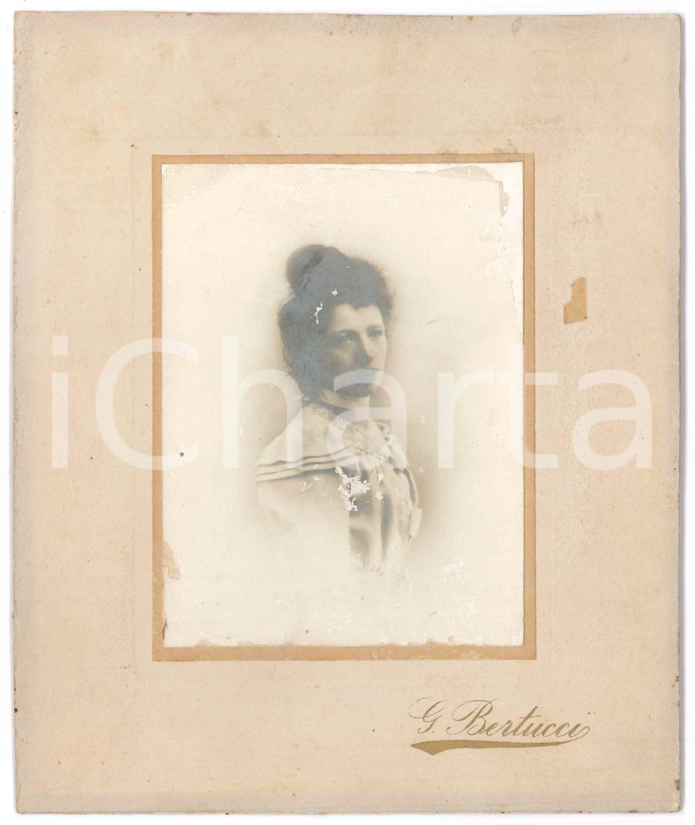 Fotografia d epoca originale 1900 ca VERONA Donna in abito bianco  Profilo Foto G. BERTUCCI 16x20 cm 1
