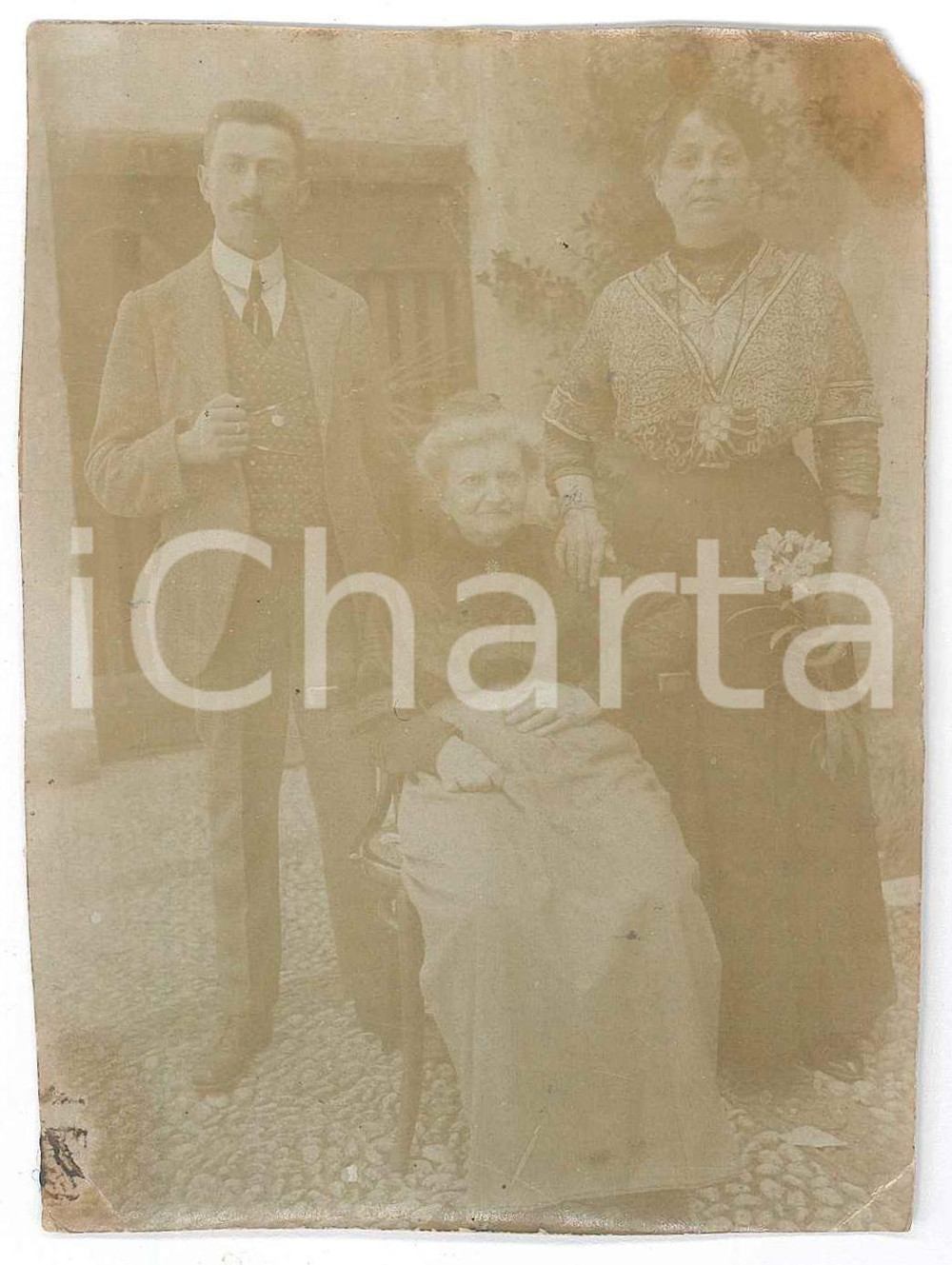 Fotografia d epoca originale 1910 ca ITALIA Ritratto di coniugi con l anziana madre  Fotografia anonima 8x11 1