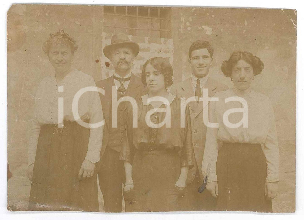 Fotografia d epoca originale 1910 ca ITALIA Ritratto di famiglia in cortile  Fotografia anonima 11x7 cm 1