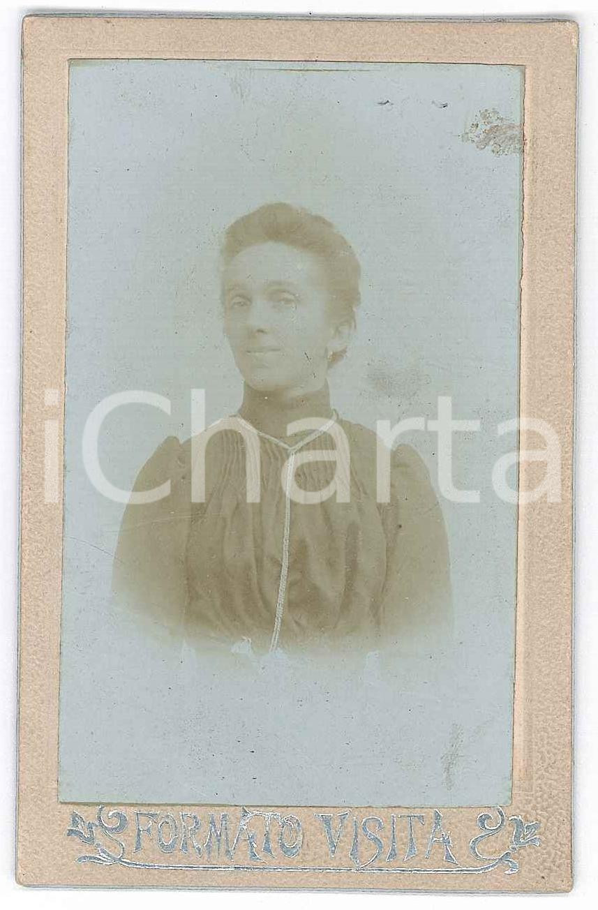 Fotografia d epoca originale 1900 ca SUSA TO Donna con lunga collana  Ritratto  Foto Paolo BERTONI CDV 1