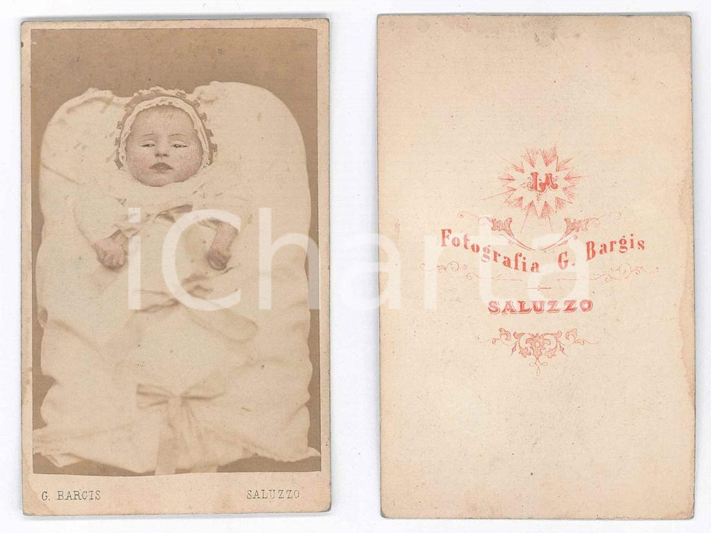 Fotografia d epoca originale 1870 ca SALUZZO Ritratto di neonato nella culla Foto Giuseppe BARGIS CDV 1