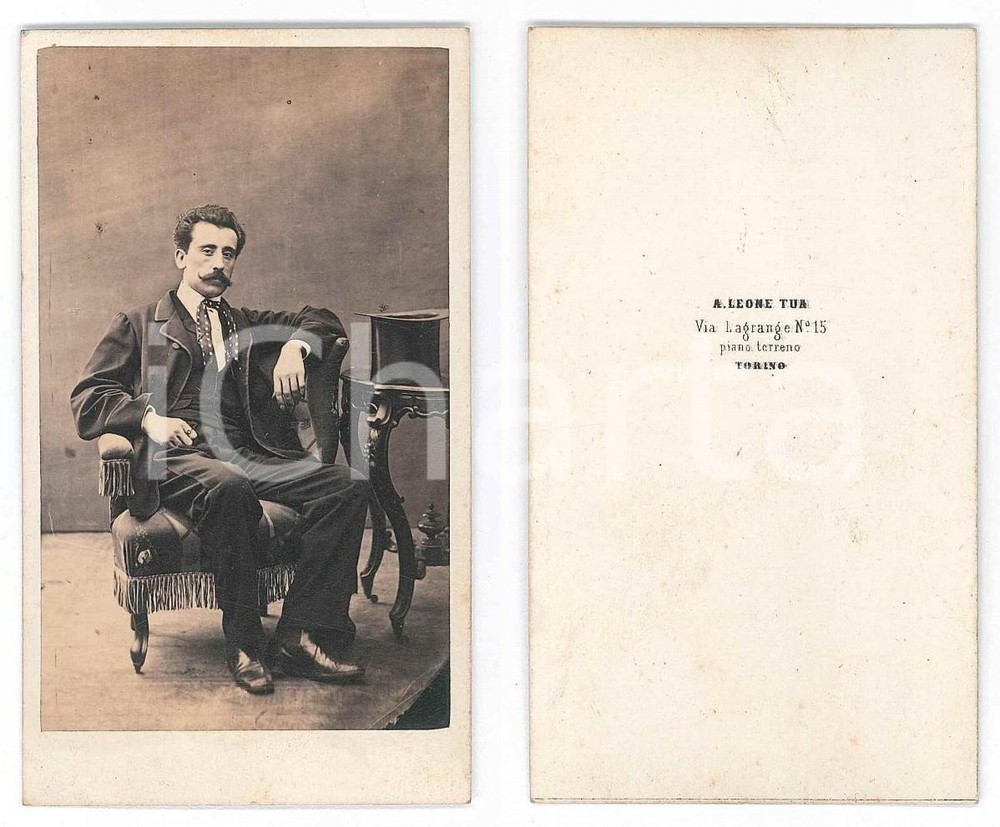 Fotografia d epoca originale 1870 ca TORINO Uomo seduto con il cilindro sul tavolo Foto A. Leone TUA CDV 1
