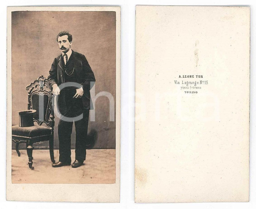 Fotografia d epoca originale 1870 ca TORINO Uomo con il cilindro sulla sedia  Ritratto Foto A. Leone TUA 1