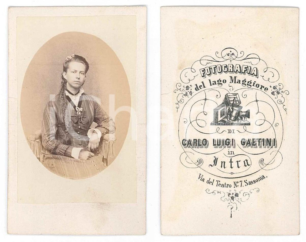 Fotografia d epoca originale 1870 ca VERBANIA INTRA Giovane donna con abito a righe Foto GAETINI CDV 1