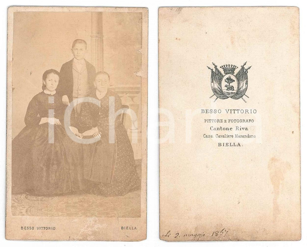 Fotografia d epoca originale 1867 BIELLA Ritratto di famiglia con sorelle per mano Foto Vittorio BESSO CDV 1
