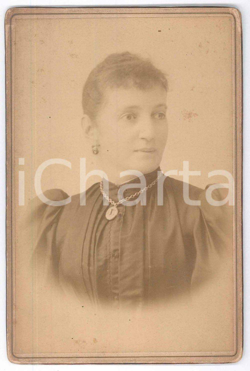 Fotografia d epoca originale 1880 ca ITALIA Ritratto di donna in abito scuro  Busto  Foto 11x16 1