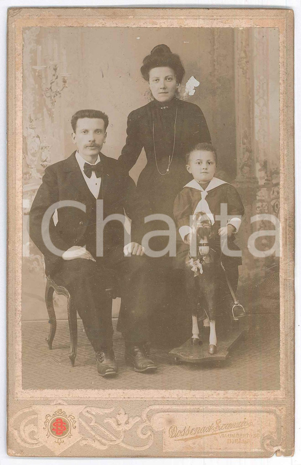 Fotografia d epoca originale 1900 ca BIELLA Famiglia con bambino su cavallo a dondolo Foto DOSSENA & SCANZIO 1