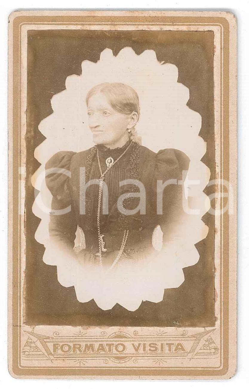 Fotografia d epoca originale 1900 ca ITALIA Ritratto di donna con catena dorata Foto formato CDV 1