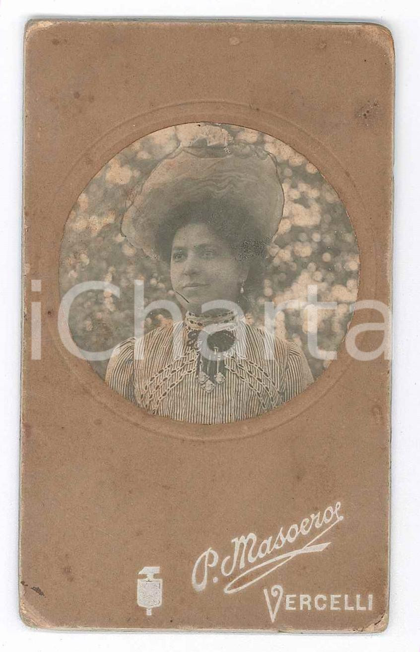 Fotografia d epoca originale 1910 ca VERCELLI Giovane donna in abito a righe Foto P. MASOERO CDV 1