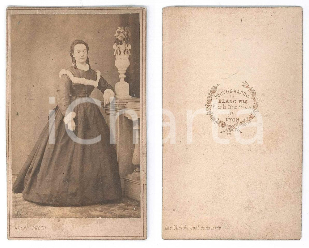 Fotografia d epoca originale 1875 ca LYON FRANCE Femme avec robe garnie de fourrure  Photo BLANC CDV 1