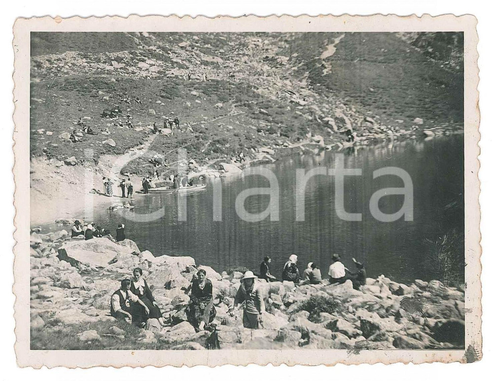Fotografia d epoca originale 1940 ca ALPI BIELLESI  Gitanti presso un laghetto  Foto anonima 12x9 cm 1