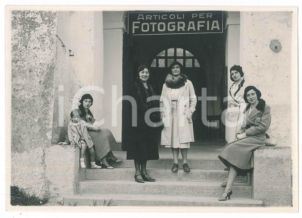 Fotografia d epoca originale 1935 ca Area di BIELLA  Donne presso negozio di fotografia Foto 17x12 cm 1