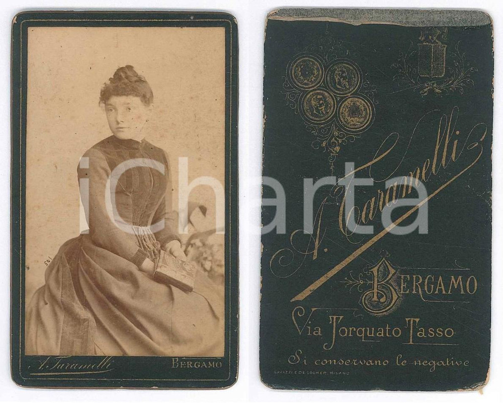 Fotografia d epoca originale 1890 ca BERGAMO Giovane donna seduta con un libro  Foto TARAMELLI CDV 1