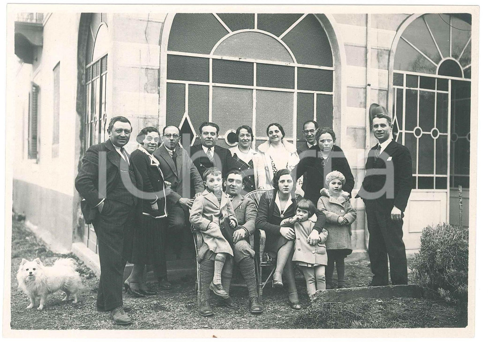 Fotografia d epoca originale 1935 ca Area di BIELLA  Famiglia nel cortile di una villa Foto 17x12 cm 1
