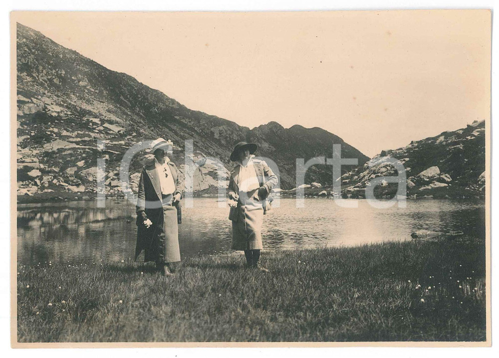 Fotografia d epoca originale 1930 ca ALPI BIELLESI  Escursioniste presso un laghetto Fotografia 17x12 cm 1