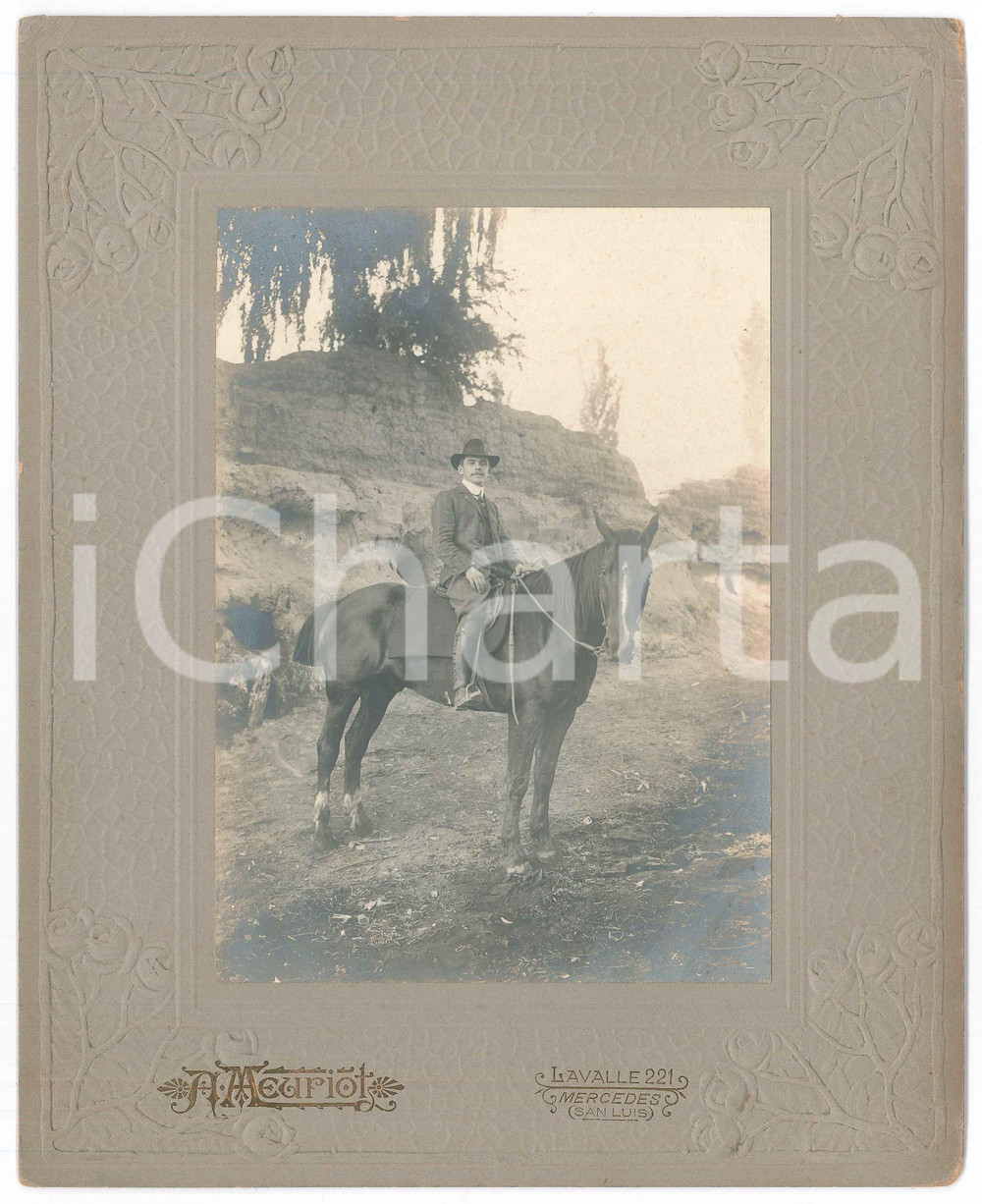 1910 ca VILLA MERCEDES (ARGENTINA) Ritratto maschile a cavallo - Foto A. MEURIOT Fotografia originale d'epoca, su cartoncino rigido.FOTOGRAFO: A. Meuriot - Mercedes, Lavalle 221 FAIR/discreto piegature angolari Formato: 21x26 cm originale e autentica 1