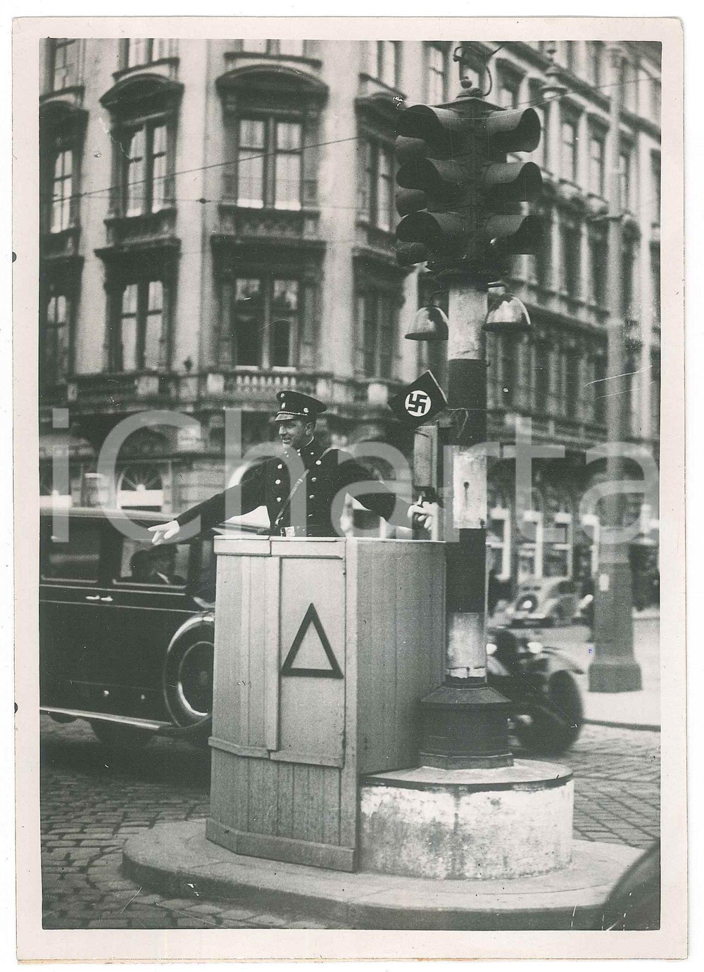 Fotografia d epoca originale 1938 ANSCHLUSS AUSTRIA Vigile dirige il traffico sotto la croce uncinata Foto 1