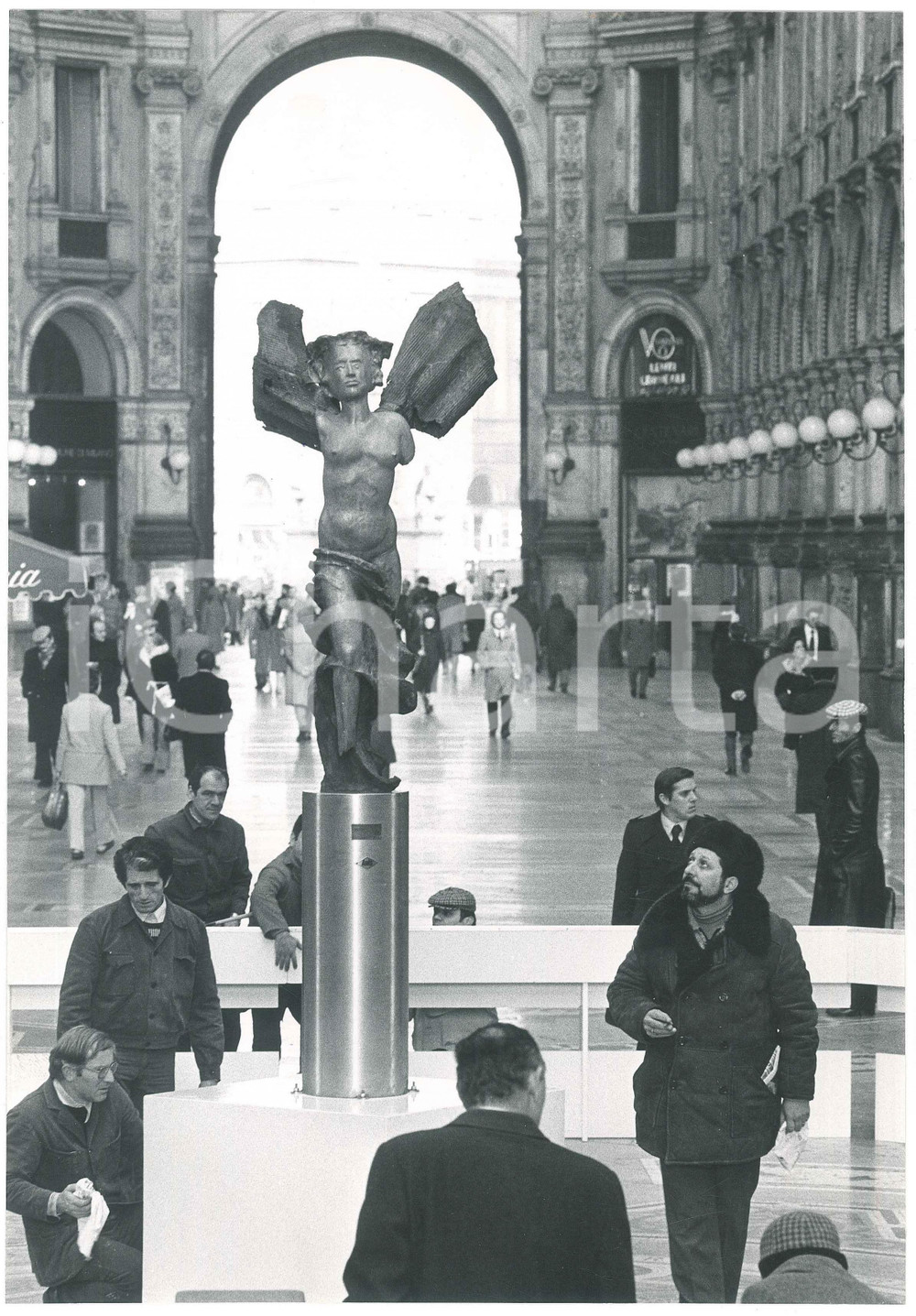 Fotografia d epoca originale 1978 MILANO Statua Vittoria effimera di NASTASIO pro don GNOCCHI 1  Foto 1
