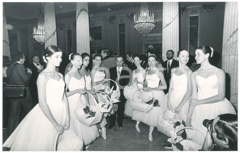 Fotografia d epoca originale 1977 MILANO Teatro alla Scala  Ballerine con omaggi alla Prima Foto 31x19 cm 1