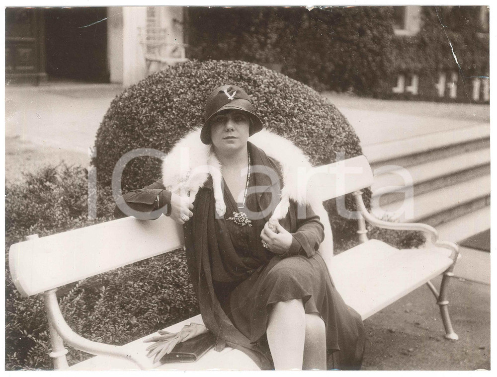 1930 ca COSTUME Donna con stola di volpe - Ritratto in giardino *DANNEGGIATA