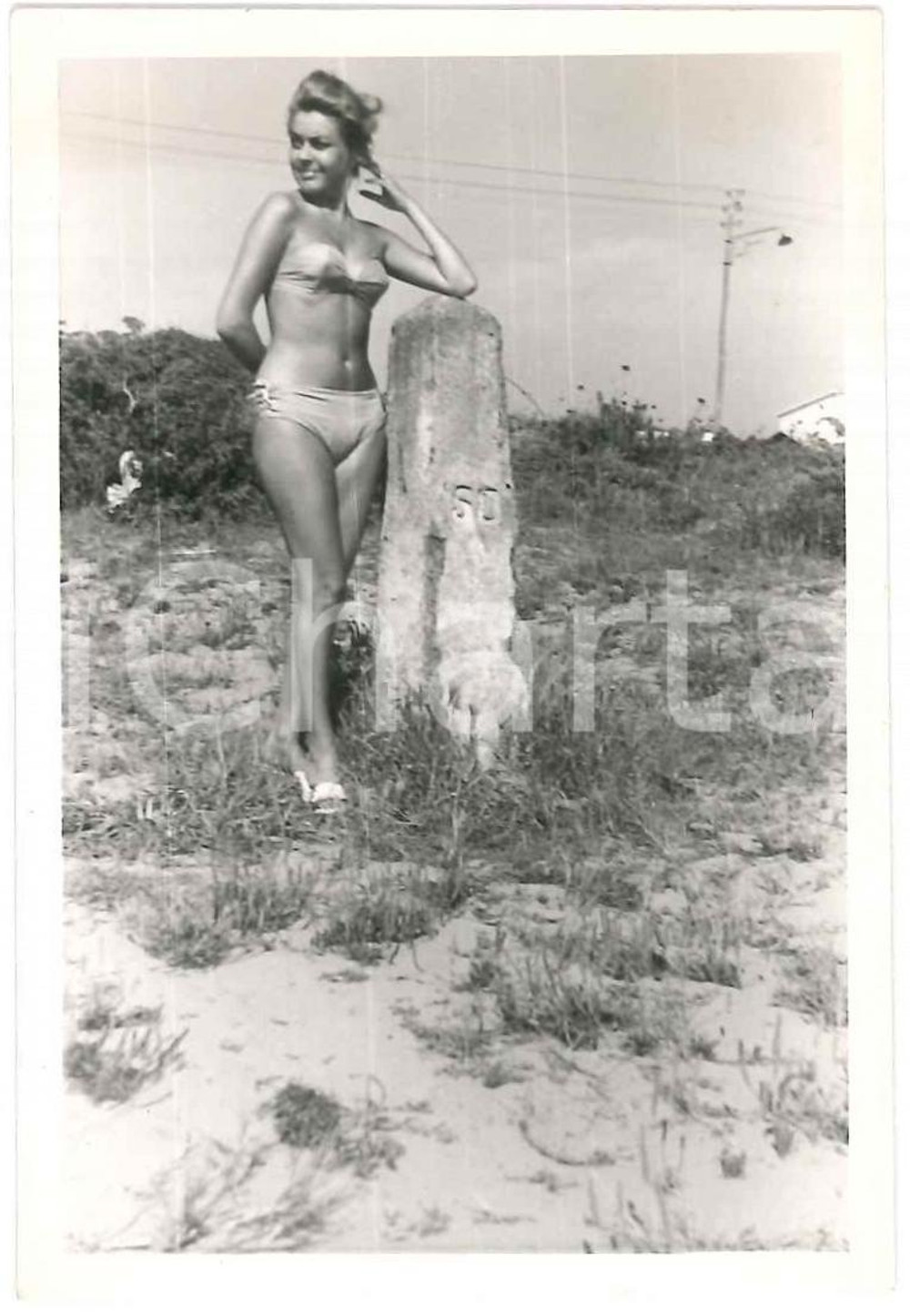 1955 ca EROTICA VINTAGE Bikini girl on the beach - Photo 6x9 cm Fotografia d'epoca.  FAIR/discreto Lievi smussature agli angoli Formato: 6x9 cm originale e autentica 1