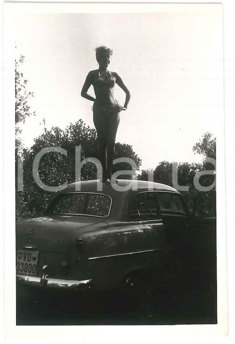 Fotografia d epoca originale 1955 ca EROTICA VINTAGE Bikini girl on Opel Olympia Rekord  Photo 6x9 cm 1
