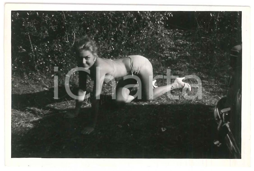 Fotografia d epoca originale 1955 ca EROTICA VINTAGE Bikini girl on all fours in the woods  Photo 9x6 cm 1