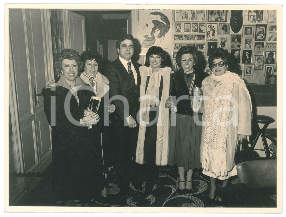 Fotografia d epoca originale 1960 ca ITALIA  CINEMA Rosanna SCHIAFFINO con alcune ammiratrici  Foto 24x18 1