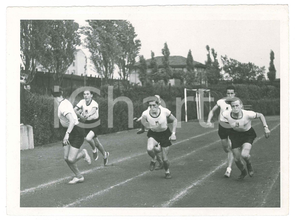 Fotografia d epoca originale 1930 ca MILANO  FASCISMO  ATLETICA Staffetta maschile in gara  Foto 18x13 1