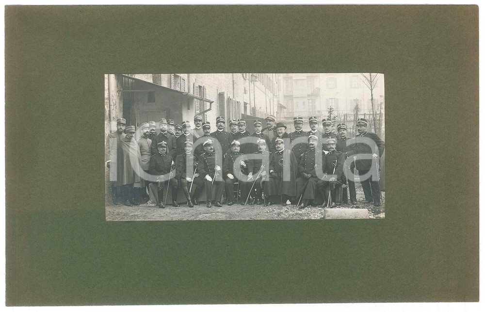 Fotografia d epoca originale 1915 ca WW1 REGIO ESERCITO Gruppo di ufficiali in un cortile  Foto 25x16 cm 1