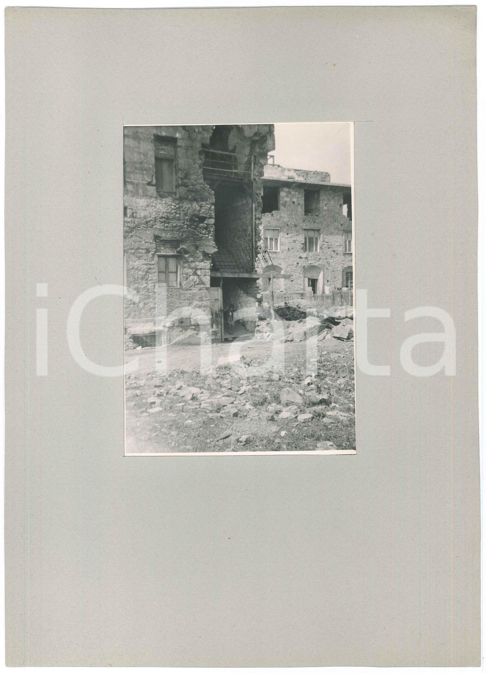 1949 BOLZANO Rovine di guerra - Foto ARTISTICA con passepartout 24x34 cm Fotografia d'epoca, incorniciata con passepartout in cartoncino pesante e fissata con adesivo al retro.Didascalia originale su bollino adesivo. GOOD/buono  Formato: 12x17 cm (fotografia); 24x34 cm (cartoncino) originale e autentica 1