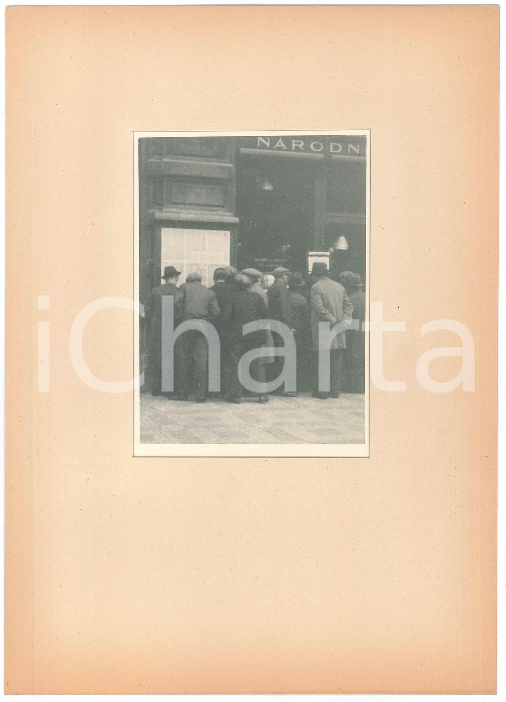Fotografia d epoca originale 1936 PRAGA CZ Avvisi collettivi  Foto ARTISTICA con passepartout 24x34 cm 1