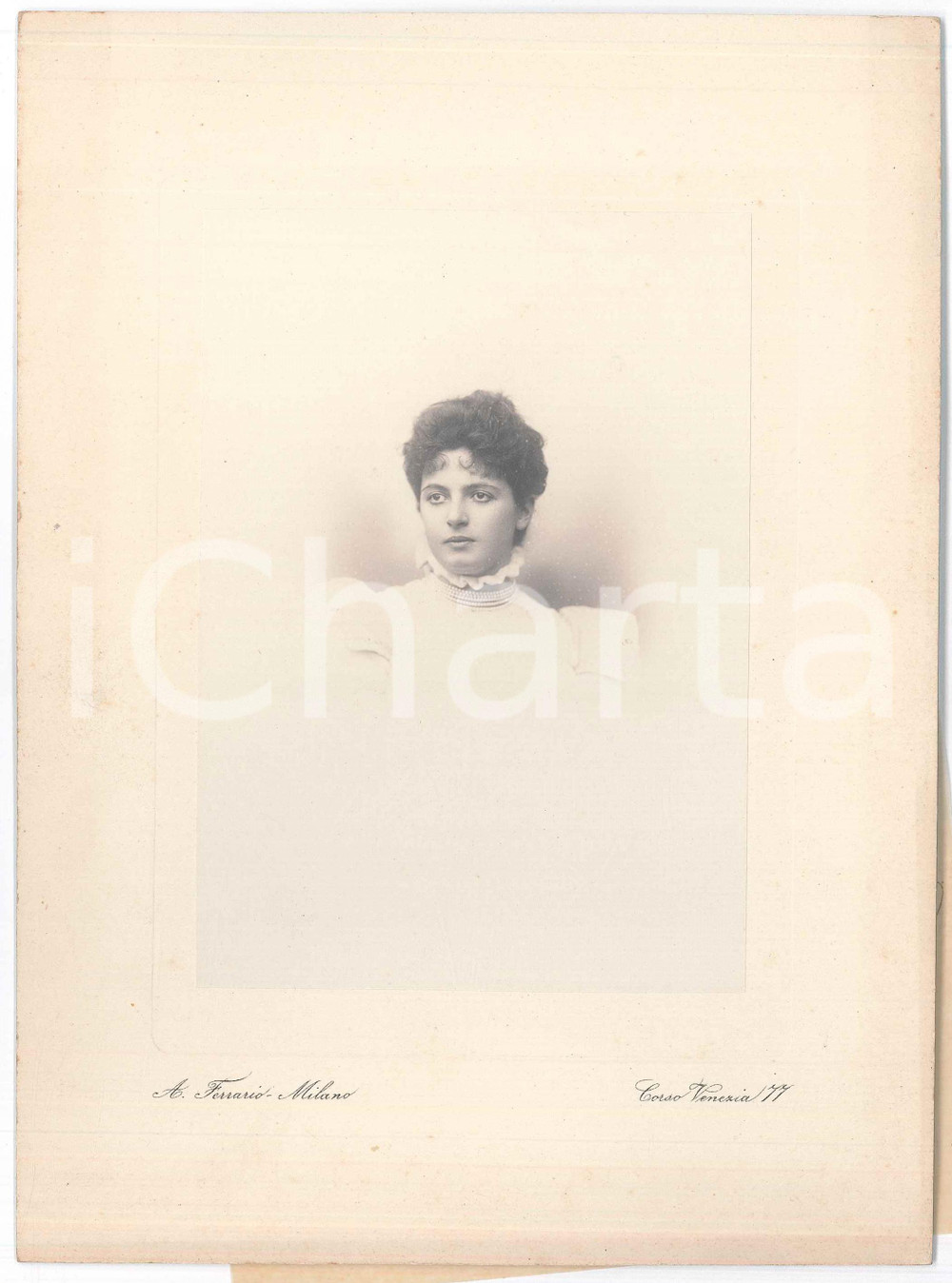 Fotografia d epoca originale 1895 ca MILANO Ritratto di donna in bianco Foto Achille FERRARIO 1